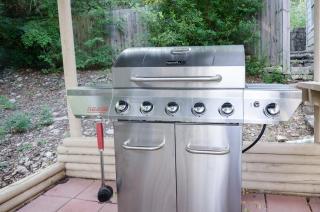 Remodeled Historic Lakefront Gem Overlooking Lake Travis and Jones Brothers Park *Great for Families and Groups* - 2