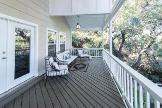 Remodeled Historic Lakefront Gem Overlooking Lake Travis and Jones Brothers Park *Great for Families and Groups* - 6