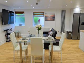 Spacious 2-bed apartment in central Kingston near Richmond Park - 9