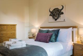 JOIVY Elegant Apartment by Princes Street Gardens - 4