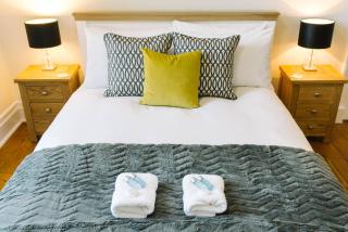 JOIVY Elegant Apartment by Princes Street Gardens - 6