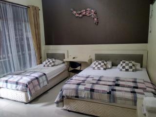 Enny's Guest House - Malang - 5