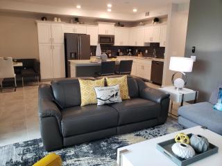 Only 5 Miles from Disney! Free Water Park! 2 Bed, 2 Bath Condo, Sleeps 8 - Kissimmee - 6
