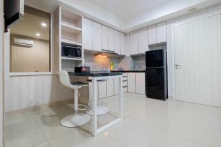 Comfy and Modern 2BR Grand Kamala Lagoon Apartment By Travelio - Bekasi - 7