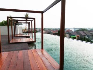 Comfy and Modern 2BR Grand Kamala Lagoon Apartment By Travelio - Bekasi - 4