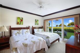 Waipouil Beach Resort Gorgeous Ocean Front Condo! Sleeps 8 AC Pool - Kapaa - 2