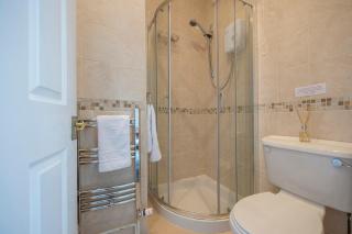 The Full English Guesthouse - 8