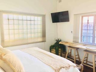 Savannah Boutique Guest Suite - 9