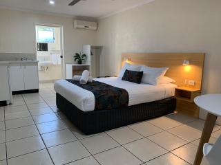 Tin Can Bay Motel - 1