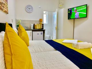 London Studio Apartments, Private Bathrooms and Parking - Ilford - 3