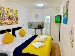 London Studio Apartments, Private Bathrooms and Parking - Ilford - 4
