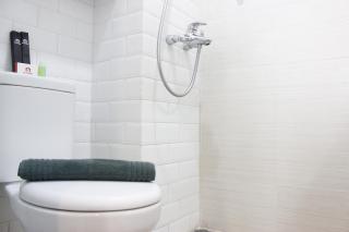 Classic and Comfy 2BR @ Gateway Pasteur Apartment By Travelio - 8