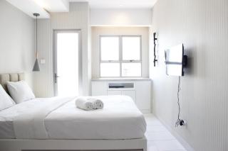 Gorgeous Studio at Mekarwangi Square Apartment with Mountain View By Travelio - 9
