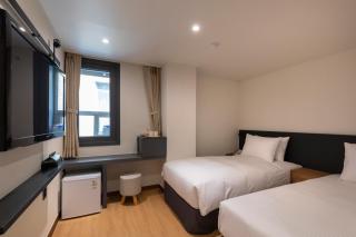 Hotel Firststay Myeongdong - 9