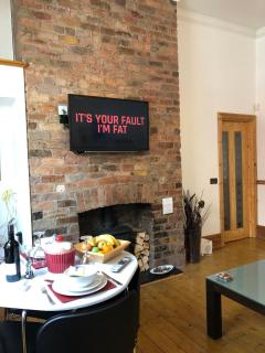 F1 MAISON 108 - Holiday Home - Full Kitchen - Street FREE PARKING, NETFLIX - 68Mbps BT WIFI - DVD's - Welcome Tray - By Corner from Gavin n Stacey Film House - Barry - 9