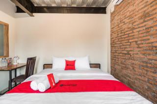 RedDoorz Syariah @ Babadan Baru Jakal - 2