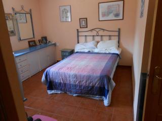 Large bedroom with private bathroom near Metro - 3