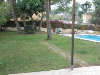 Large bedroom with private bathroom near Metro - 1