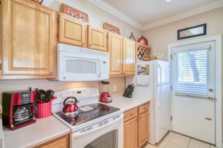 Pristine Top Floor Condo With Access To Clubhouse & Pools - Phoenix - 4