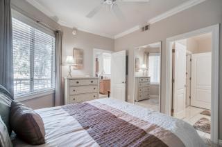 Pristine Top Floor Condo With Access To Clubhouse & Pools - Phoenix - 1