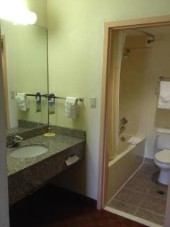 Days Inn & Suites by Wyndham Webster NASA-ClearLake-Houston - 9