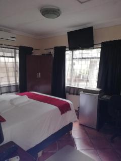 52 Oaks Guest House - 3