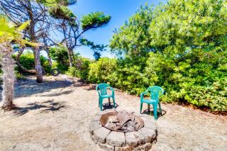 Chris's Oceanfront Getaway - Rockaway Beach - 2