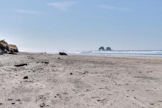 Auntie's House - Rockaway Beach - 5
