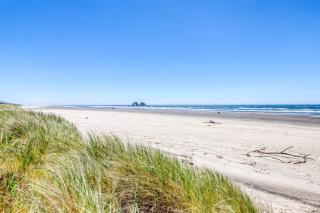 Cheri's Oceanfront Getaway - 8