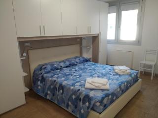 ORISTANO CAMERA BLU max 2 pers, BAGNO E USO CUCINA - Oristano - 0