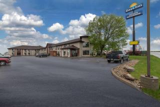 Days Inn by Wyndham Mitchell SD - Mitchell - 0