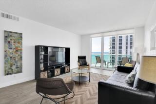 THE TIDES 2 bedrooms 9th floor WE ARE ON THE BEACH! - 1
