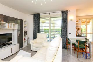 DesenzanoLoft Official Partner MARRIOTT Homes & Villas - Bea House, Sirmione with Private Garden and share Pool - Sirmione - 2
