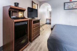 Econo Lodge - 7