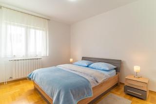 Big 4 bedroom apartment with private parking - 7