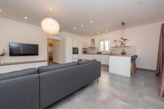 Angela Luxury Apartment II - 8