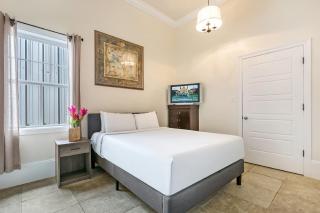 Spacious 4BR Condo on Carondelet Near All Hot Spo - 2
