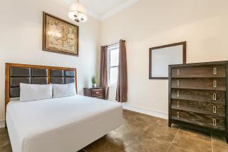 Spacious 4BR Condo on Carondelet Near All Hot Spo - New Orleans - 1