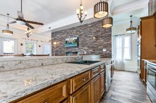 Spacious 4BR Condo on Carondelet Near All Hot Spo - New Orleans - 7