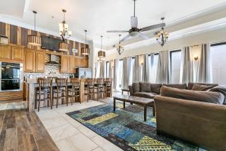 Spacious 4BR Condo on Carondelet Near All Hot Spo - 9
