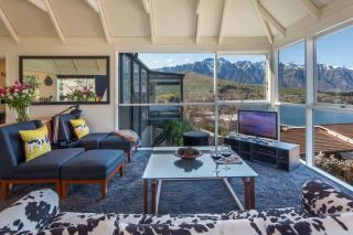 Panoramic: farmhouse theme with shared spa pool - Queenstown - 0