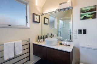 Panoramic: farmhouse theme with shared spa pool - Queenstown - 7