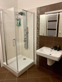 BL Luxury Apartment, 24hr Self Check-in, Free Private Garage Parking, Panoramic Views from Balcony, 5 minute walk to City Center - Banská Bystrica - 3