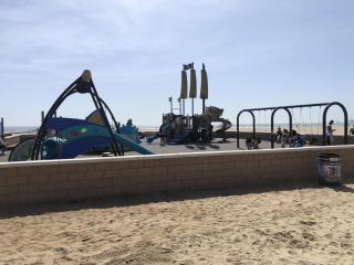 The Americana 4 bedroom with spa and bikes, seps to the beach - Huntington Beach - 2