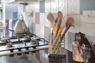 Secret Cottage, Wivenhoe - Charming, Cosy, Convenient & Quiet, 2 x Double Bed Period Cottage PLUS Patio - 6 min walk train, 2 min walk High Street Pubs, Restaurants, Shops - Wivenhoe - 5