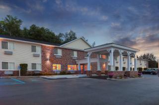 AmericInn by Wyndham Petoskey - Petoskey - 8