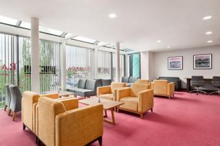 Ramada by Wyndham Cobham - 8