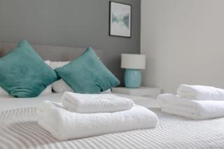 Stunning 3 Bedroom 2 Bath in Fantastic Location - 1