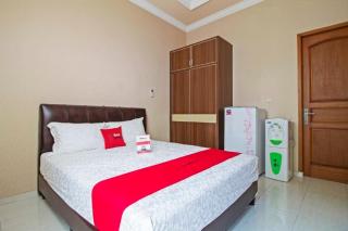 RedDoorz Syariah near Mercu Buana University - Jakarta - 4