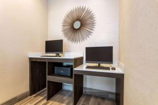 La Quinta Inn and Suites by Wyndham Bloomington - Bloomington - 6
